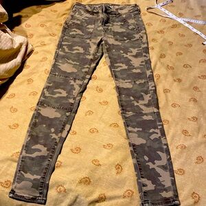 AMERICAN EAGLE OUTFITTERS camouflaged jeggings (527)